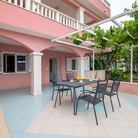 Nikola Apartament *